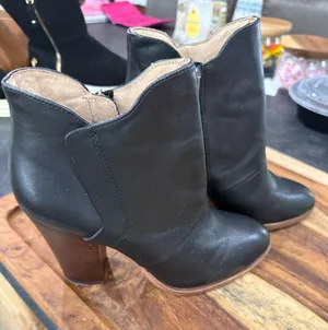Halogen Black Leather Ankle Boots Almond Toe Stacked Block Heel Size 7.5M thumbnail 1
