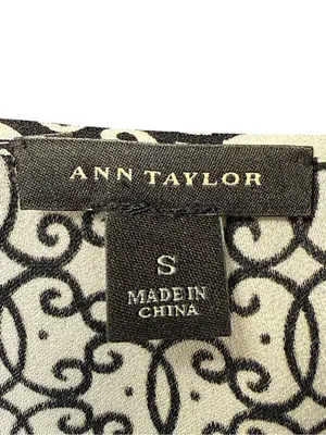 Size S Ann Taylor Geometric Black & White Flowy Short-Sleeve V-Neck Blouse Top thumbnail 3