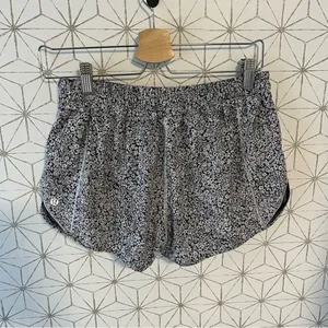 Lululemon Hotty Hot Short II *2.5" Ditsy Daisy White Black thumbnail 7
