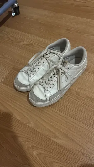 Women’s Nike shoes thumbnail 4