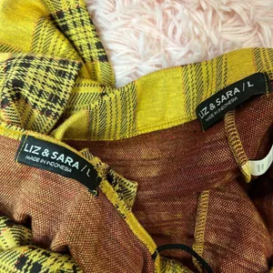 Liz & Sara Women’s Yellow Plaid Crop Top & Mini Skirt Set Size Large Two Piece O thumbnail 4
