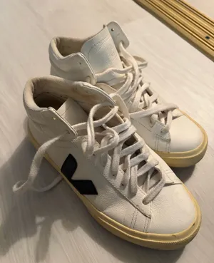 VEJA Women’s Sneakers thumbnail 1