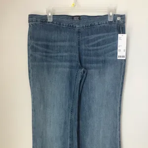 BDG Bella Low-Rise Flare Jeans thumbnail 5