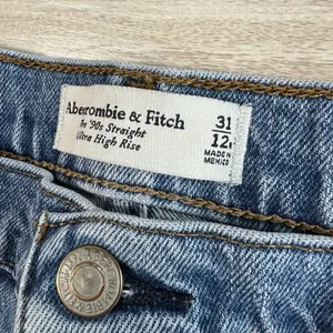 Abercrombie & Fitch Jeans Women's 12/31 90s Straight Ultra High Rise‎ Raw Hem thumbnail 8