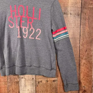 Hollister Womens Gray Graphic Hoodie Sweatshirt Medium 1922 Logo Athleisure thumbnail 3