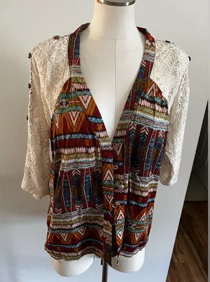 NWT - M - GIMMICKS by BKE - Multicolor Patterned Women's Top with Lace Sleeves thumbnail 2