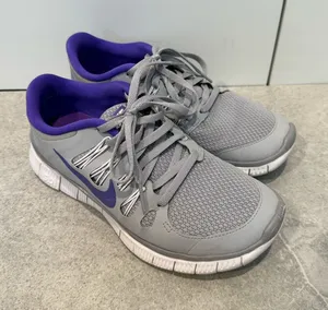 Nike Women's Gray Running Sneakers with Purple Lining thumbnail 1