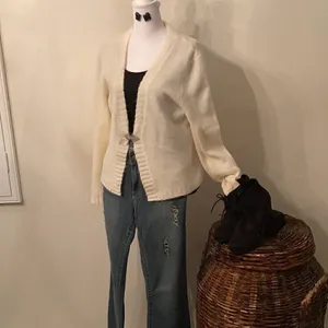 Faded glory NWT size large beautiful cream cardigan with jeweled clasp thumbnail 4