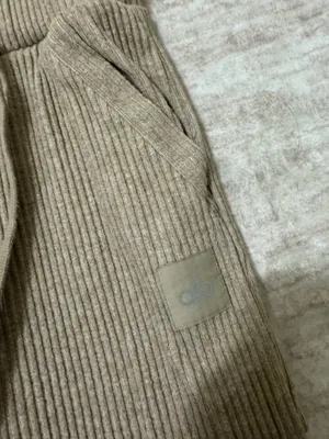 Alo yoga muse sweatpants size xs  thumbnail 3