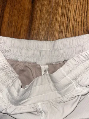 Lululemon White Hotty Hot 2.5" Shorts Low-Rise thumbnail 2