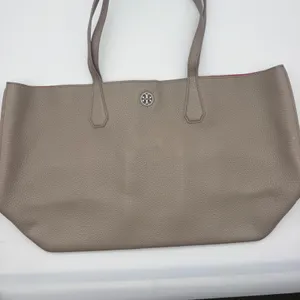 Tory Burch Perry Tote Taupe Pebbled Leather Shoulder Bag Classic Preppy Neutral thumbnail 2