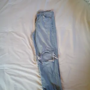 American Eagle ripped cropped jeans thumbnail 3