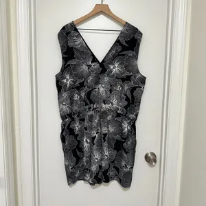 LOFT |‎ NWT Women's Black White Floral V-Neck Sleeveless Romper, Size XL thumbnail 3