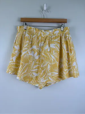 Old Navy Crinkle Gauze Ruffle Waist Mini Skort Size Large Yellow Floral thumbnail 4