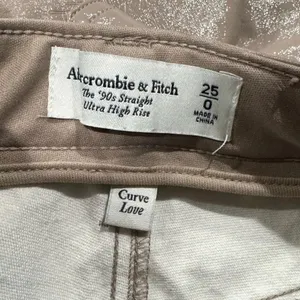Abercrombie and Fitch The 90’s Straight Ultra High Rise Tan Faux Leather 25/0 thumbnail 5