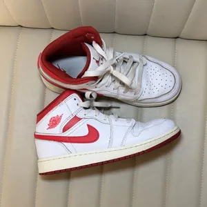 Jordan 1 Mid SE Sneakers Size 6Y Womens 7.5-8 Nike Red and White High-Top Shoes thumbnail 2
