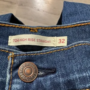 Levis 724 High Rise Straight Leg Jeans Dark Wash Side Slit Hem A8741 32 / 14 Reg thumbnail 8