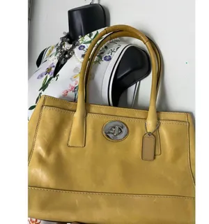 COACH Medium/ Large Leather Gold Shoulder Bag thumbnail 11