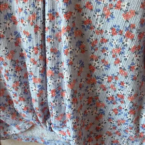 FINAL MARKDOWN Floral Women's Top large thumbnail 3