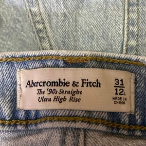 Abercrombie & Fitch 90's Straight Women's Blue Ultra High Rise Denim Jeans Sz 31 thumbnail 4