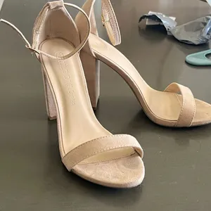 Wild Diva Nude Ankle Strap Block High Heel Open Toe Shoes 6 Faux Suede Wedding thumbnail 3