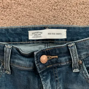 Levi’s women high rise shorts thumbnail 3