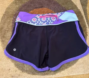 Lululemon Like-New Groovy Run Shorts Black Purple Built in Underwear Size 4 thumbnail 3