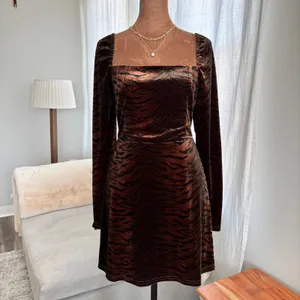 Le Lis Dress Medium Bronze Tiger Print Velvet Square Neck Long Sleeve Whimsygoth thumbnail 8