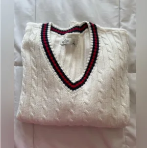 Hollister Women’s Classic White Cable Knit Swearter thumbnail 6