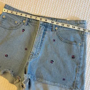 Lucky Brand 12/31 Pins Blue Denim Cut Off Jean Shorts Embroidered Purple Flower thumbnail 11