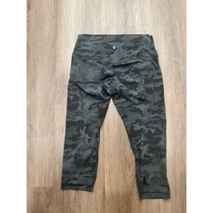 Lululemon Pants‎ Womens 12 Green Camo Ankle Leggings Yoga Athletic 21" Inseam thumbnail 2