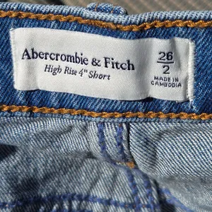 Abercrombie High Rise 4" Short Jean Shorts 2/26 Distressed Denim Cut Off thumbnail 5
