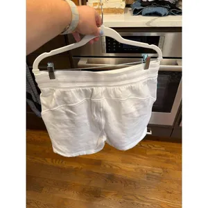 Lululemon‎ women's 12 scuba white shorts and black leggings thumbnail 4