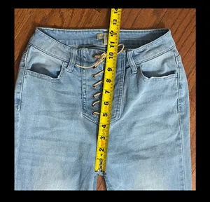 Wonderly Urban Cowboy Light Wash High Rise Boot Cut Jeans With Tie Closure. gently warn& are in excellent condition. measurements approximately 13” waste x 10” rise x 42” long. Non smoking home. priced to sell at as is condition. Don’t like my price, make reasonable offer! And thank you for checking my closet. thumbnail 8