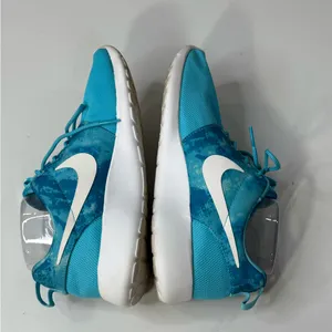 NIKE Women's Roshe Run Sneakers "Clearwater" White/Electric Blue-8 thumbnail 4