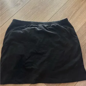 Classic Black Women's Skirt Size M thumbnail 2