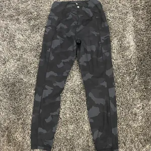 Yogalicious 7/8 Leggings with Side Pockets in Camo, Size S​​​​​​​​​​​ thumbnail 3