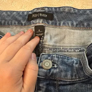 White House Black Market Size 4 Denim Skirt Embroidered Back Pockets thumbnail 3
