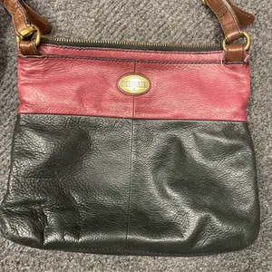 Fossil Explorer Two-Tone Leather Crossbody Bag Red Black Vintage Y2K Soft thumbnail 2