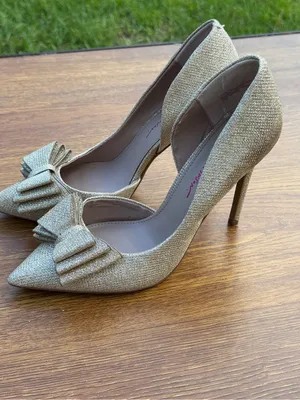 Betsey Johnson Prince Gold Glitter Bow Pointed Toe Heels Size 9 thumbnail 2