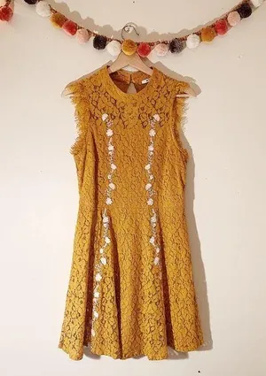 Miami Dress size Medium thumbnail 1