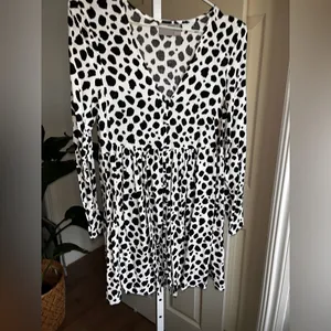 ASOS Dalmatian Spot Print Babydoll Dress Long Sleeve V Neck NWOT Womens 4 thumbnail 2