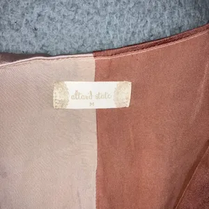 Altar'd State Crop Top Women M Colorblock Satin V-Neck Bishop Sleeve‎ Blush Chic thumbnail 3