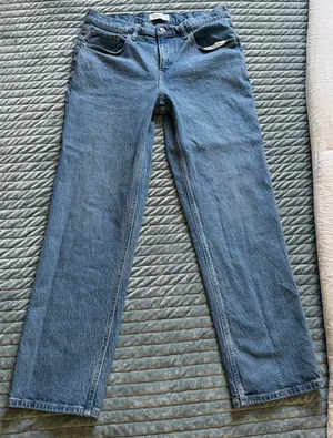 Abercrombie & Fitch Mid-Rise 90's Straight Jeans thumbnail 1