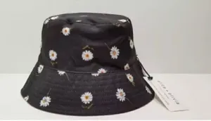 Alice + Olivia Daisy Print Reversible Bucket Hat Black / White One Size thumbnail 1