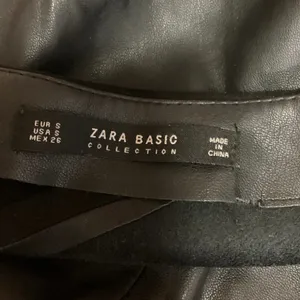 Zara Black Faux Leather Suede Chevron Pattern Side Zipper A-Line Mini Skirt Sz S thumbnail 4