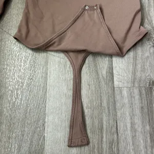 Babaton Light Brown Longsleeve Bodysuit Fitted Contour Aritzia Size Small thumbnail 5