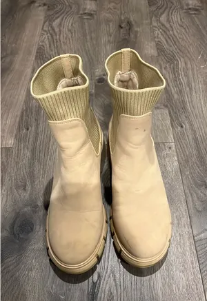 beige boots Tan Size 6 thumbnail 2