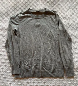 Women’s Gray Crewneck Long Sleeve Sweater thumbnail 1