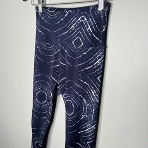 Beyond Yoga Lux High Waist Leggings Ripple Effect Blue shibori print size small thumbnail 4